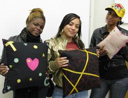Turning Heads Sewing & Fashion Design Logo